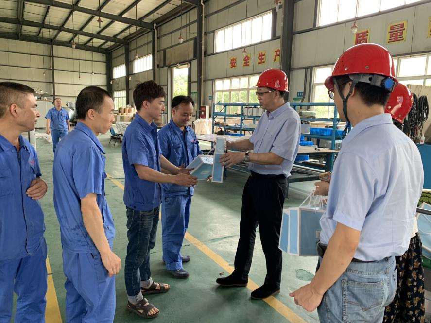 高温酷暑送清凉 真情关爱暖人心—成都分院工会领导亲切慰问公司大邑园区生产一线员工 澳门开彩结果历史记录查询